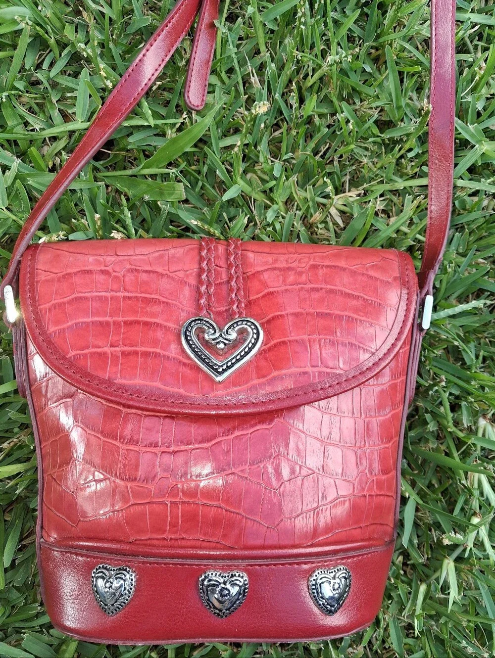 GORGEOUS RED FAUX CROC STYLE EMBOSSED PURSE. VIBRANT SILVER TONE HARDWARE.